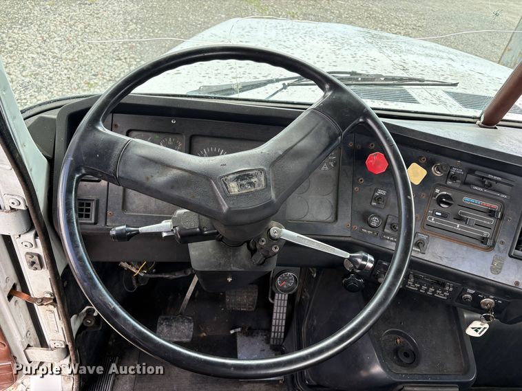 image for item ET0525 1993 White GMC WG truck