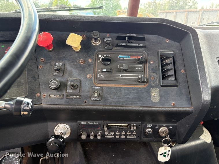 image for item ET0525 1993 White GMC WG truck