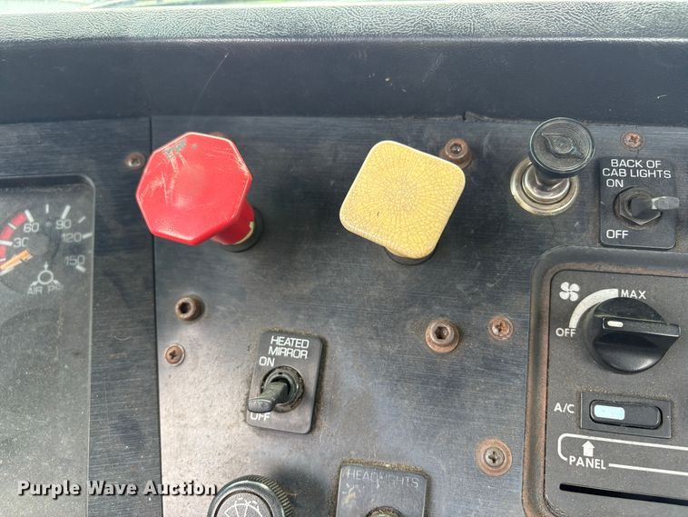 image for item ET0525 1993 White GMC WG truck