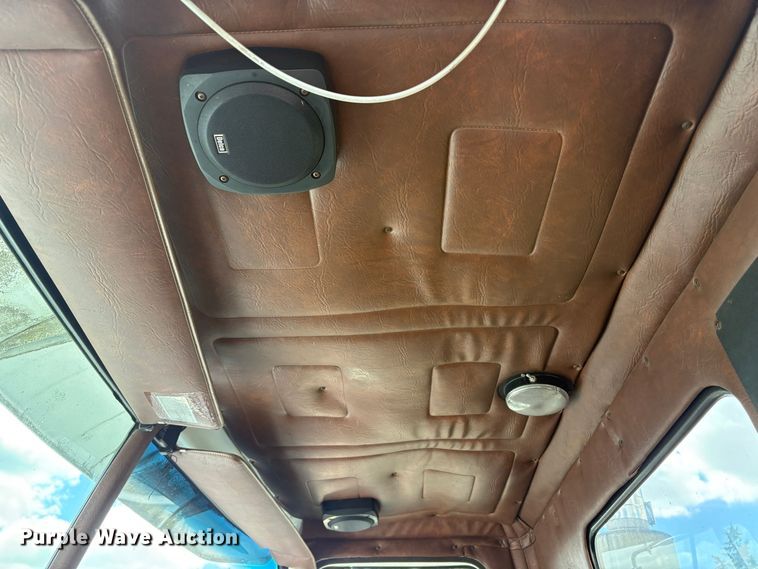 image for item ET0525 1993 White GMC WG truck