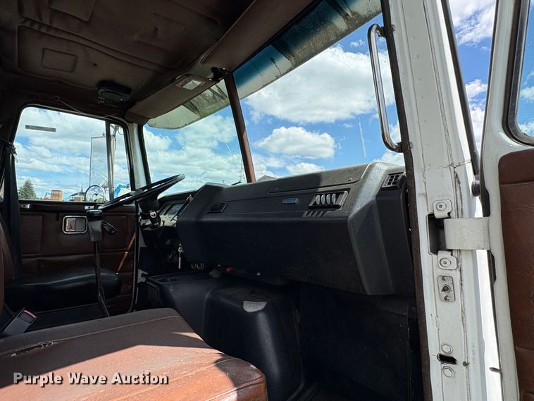 image for item ET0525 1993 White GMC WG truck