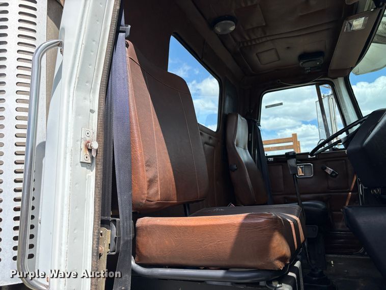image for item ET0525 1993 White GMC WG truck