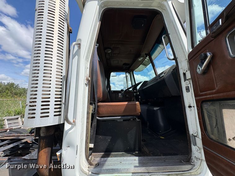 image for item ET0525 1993 White GMC WG truck