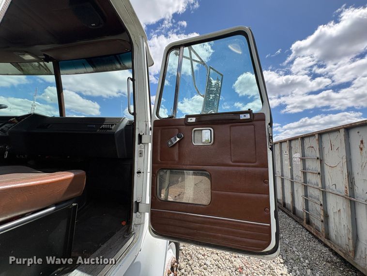 image for item ET0525 1993 White GMC WG truck