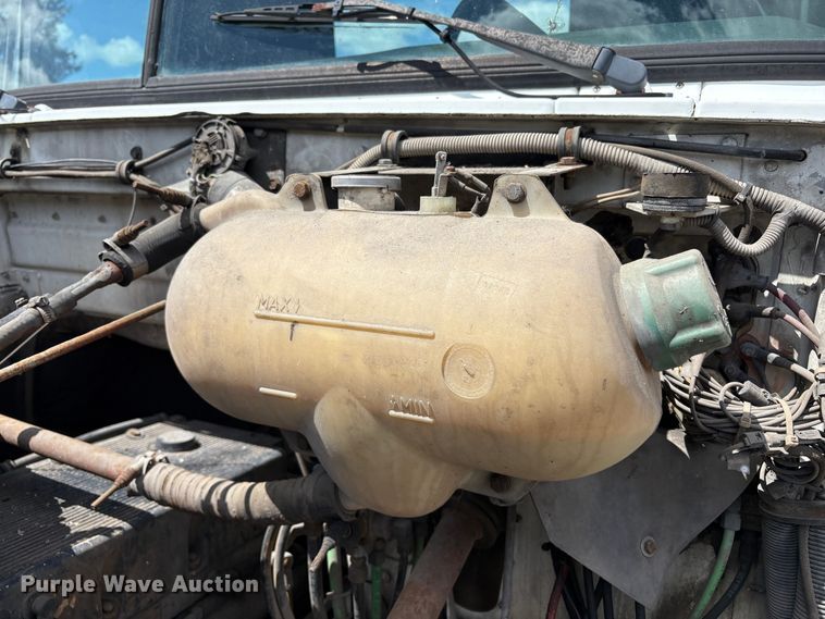 image for item ET0525 1993 White GMC WG truck