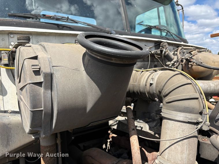 image for item ET0525 1993 White GMC WG truck
