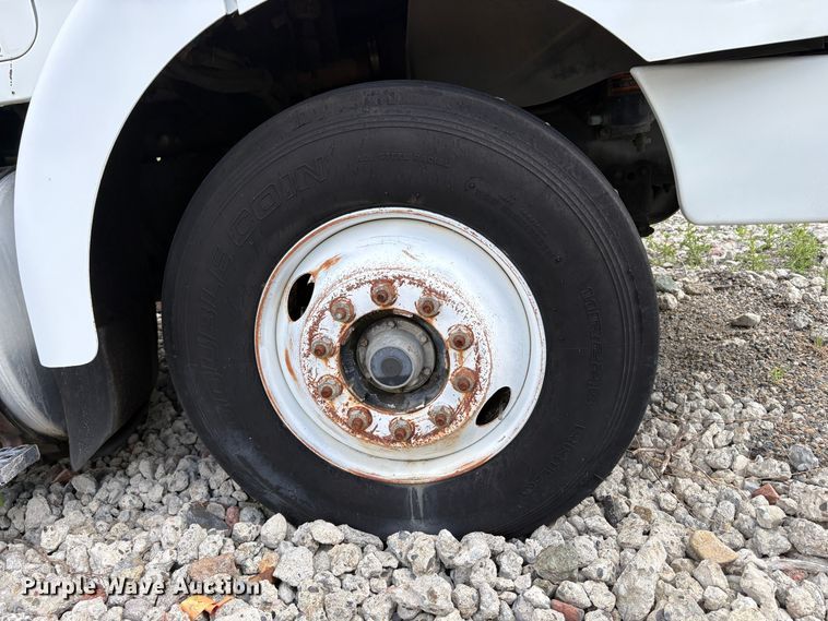 image for item ET0525 1993 White GMC WG truck