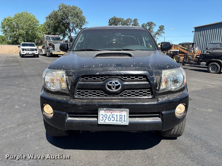 image for item ET0531 2011 Toyota Tacoma Crew Cab pickup truck