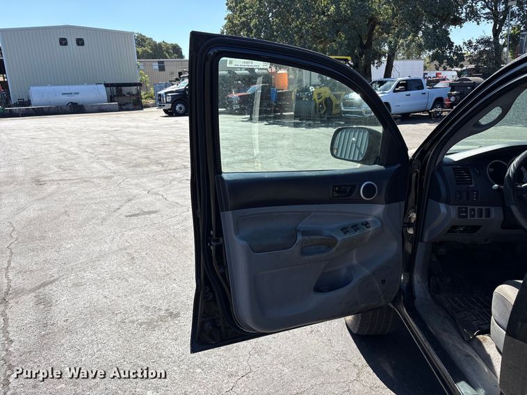 image for item ET0531 2011 Toyota Tacoma Crew Cab pickup truck