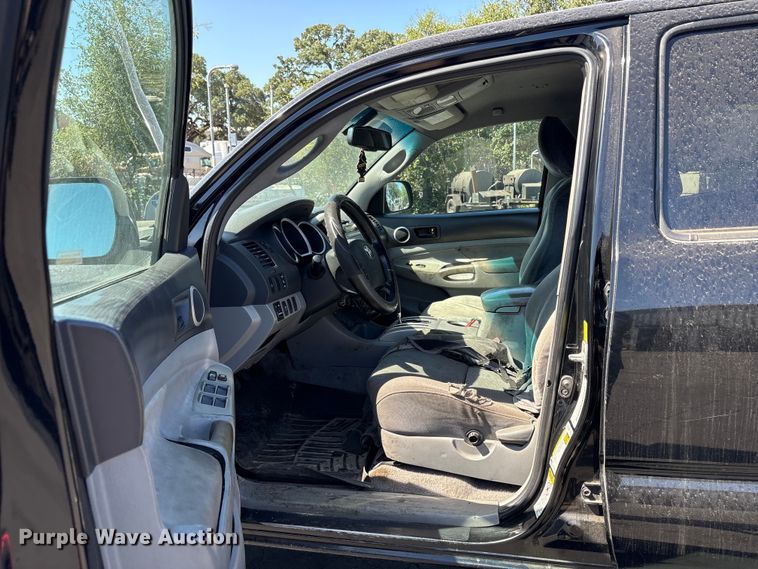 image for item ET0531 2011 Toyota Tacoma Crew Cab pickup truck