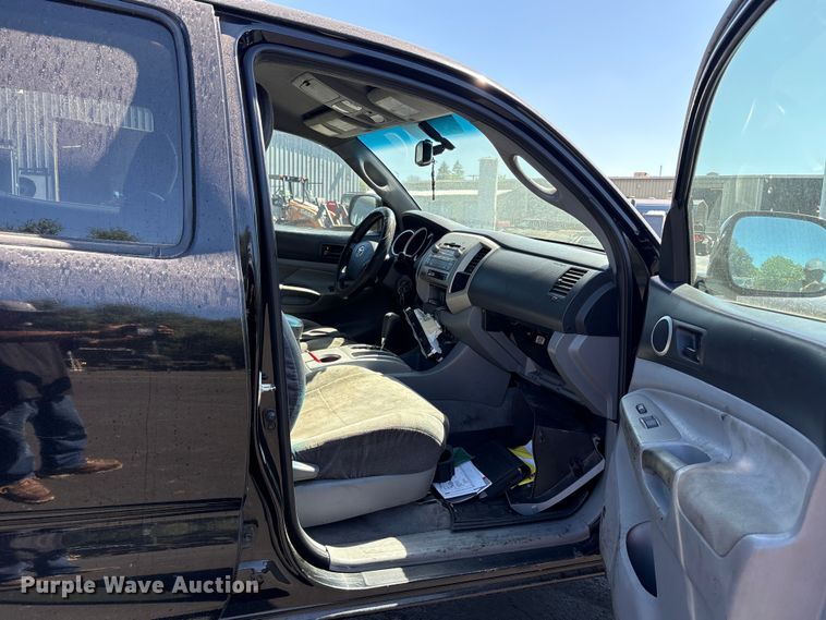 image for item ET0531 2011 Toyota Tacoma Crew Cab pickup truck