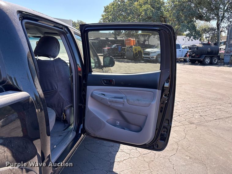 image for item ET0531 2011 Toyota Tacoma Crew Cab pickup truck