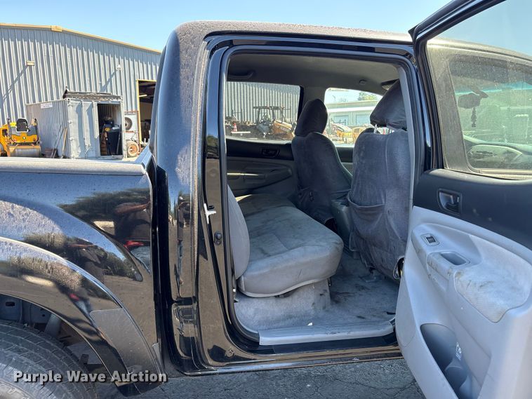 image for item ET0531 2011 Toyota Tacoma Crew Cab pickup truck