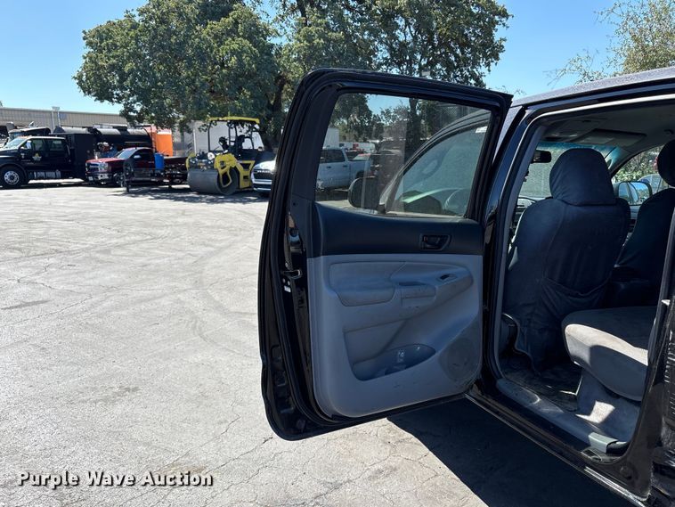 image for item ET0531 2011 Toyota Tacoma Crew Cab pickup truck