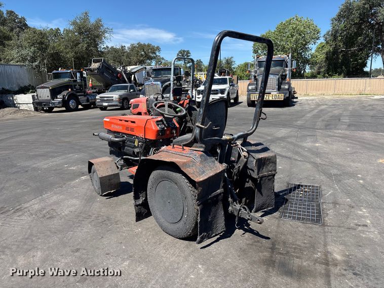 image for item ET0533 Kubota B5200 tractor