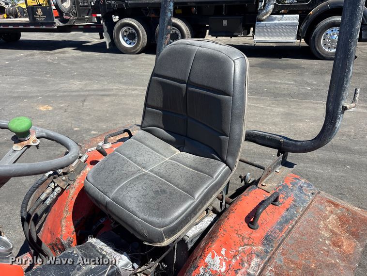 image for item ET0533 Kubota B5200 tractor