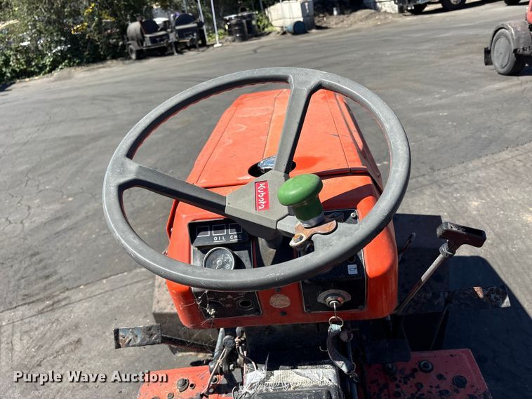 image for item ET0533 Kubota B5200 tractor