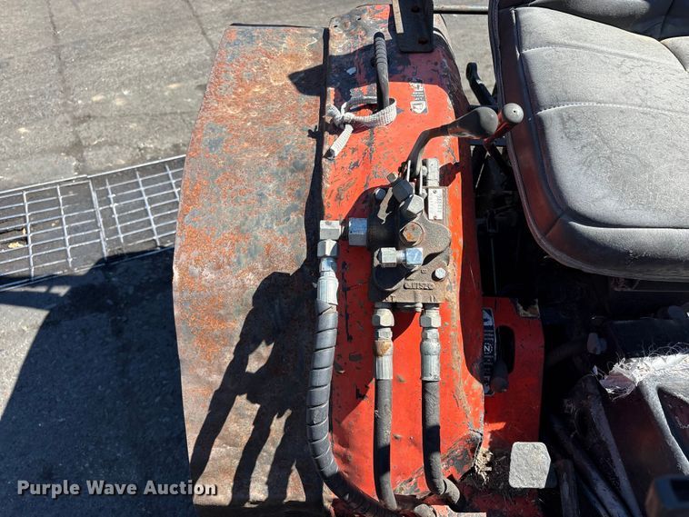 image for item ET0533 Kubota B5200 tractor