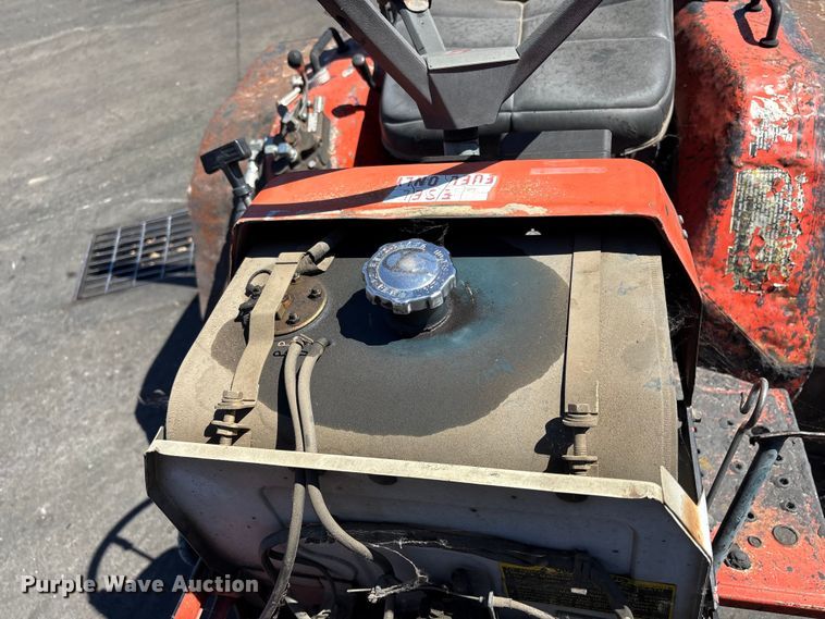 image for item ET0533 Kubota B5200 tractor