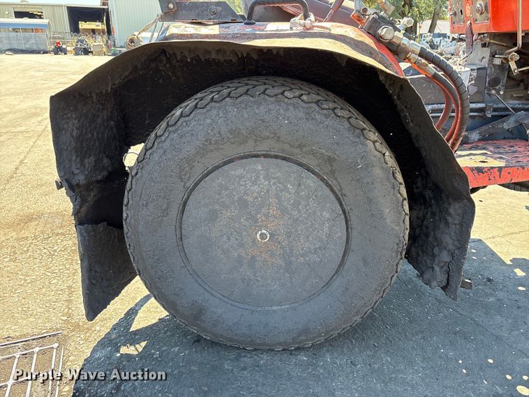 image for item ET0533 Kubota B5200 tractor