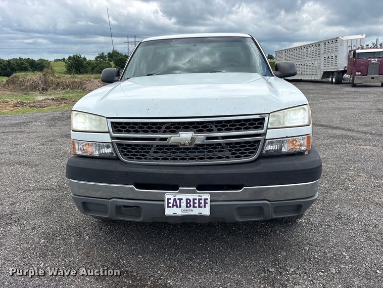 image for item ET2232 2005 Chevrolet Silverado utility bed pickup truck