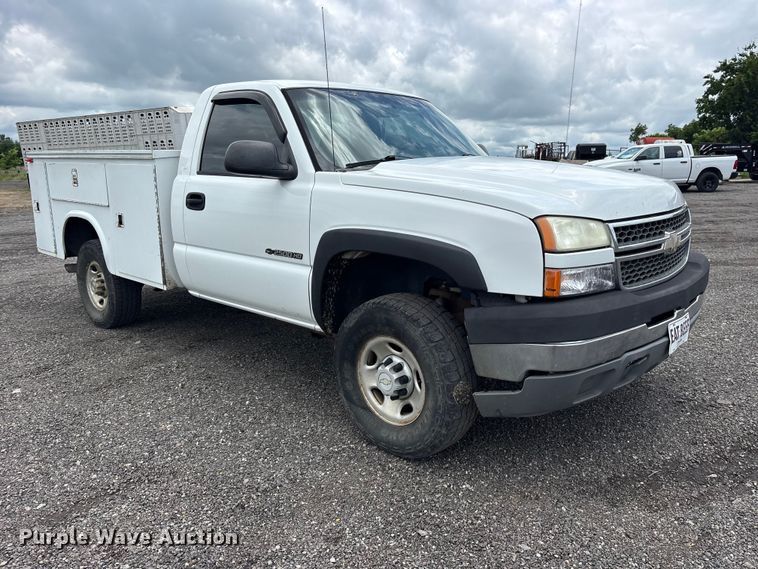 image for item ET2232 2005 Chevrolet Silverado utility bed pickup truck
