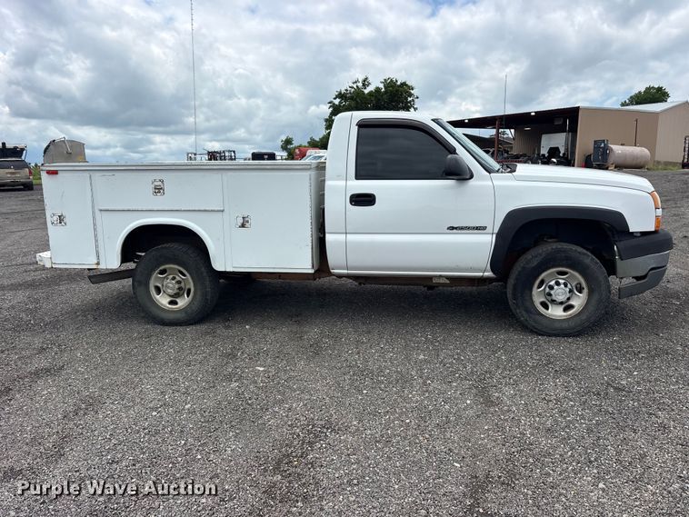 image for item ET2232 2005 Chevrolet Silverado utility bed pickup truck