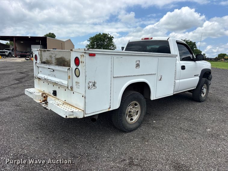 image for item ET2232 2005 Chevrolet Silverado utility bed pickup truck