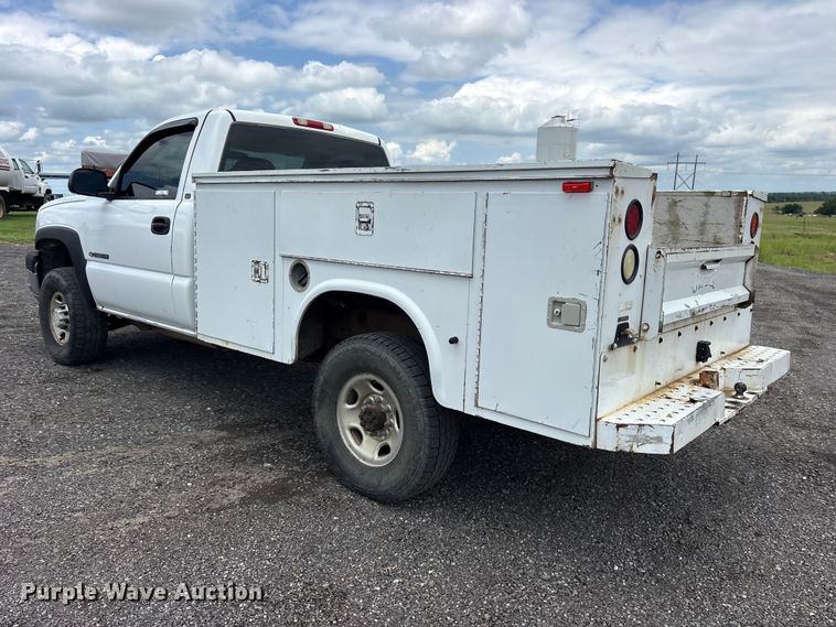 image for item ET2232 2005 Chevrolet Silverado utility bed pickup truck