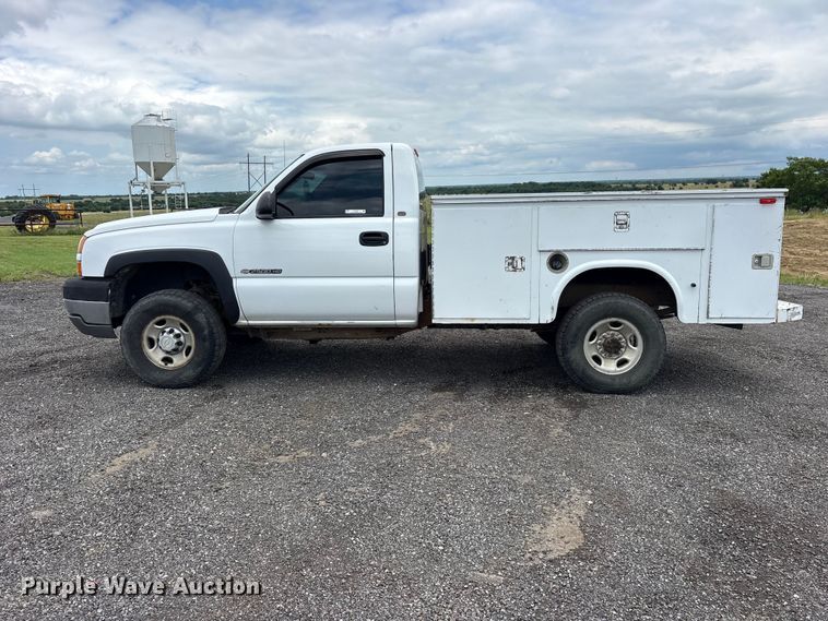 image for item ET2232 2005 Chevrolet Silverado utility bed pickup truck