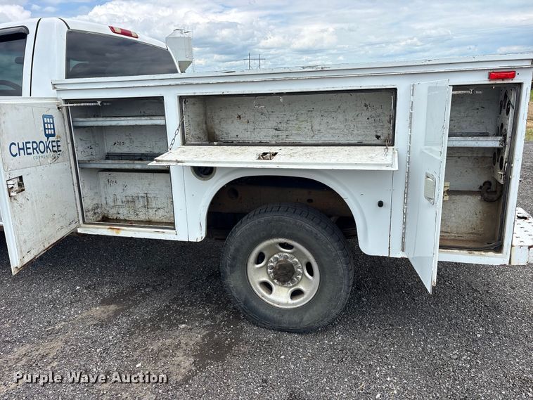 image for item ET2232 2005 Chevrolet Silverado utility bed pickup truck