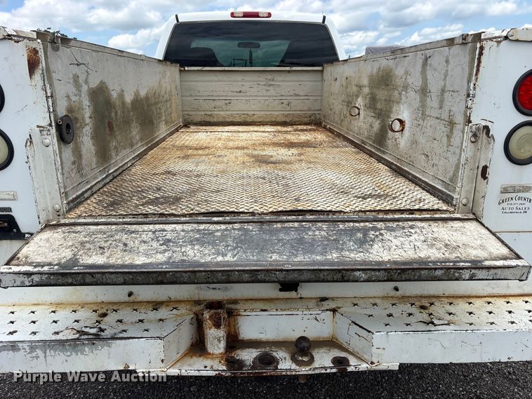 image for item ET2232 2005 Chevrolet Silverado utility bed pickup truck