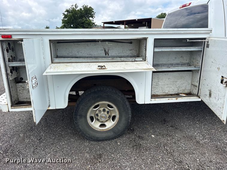 image for item ET2232 2005 Chevrolet Silverado utility bed pickup truck