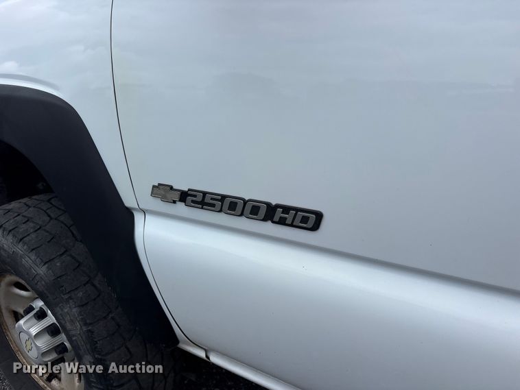 image for item ET2232 2005 Chevrolet Silverado utility bed pickup truck