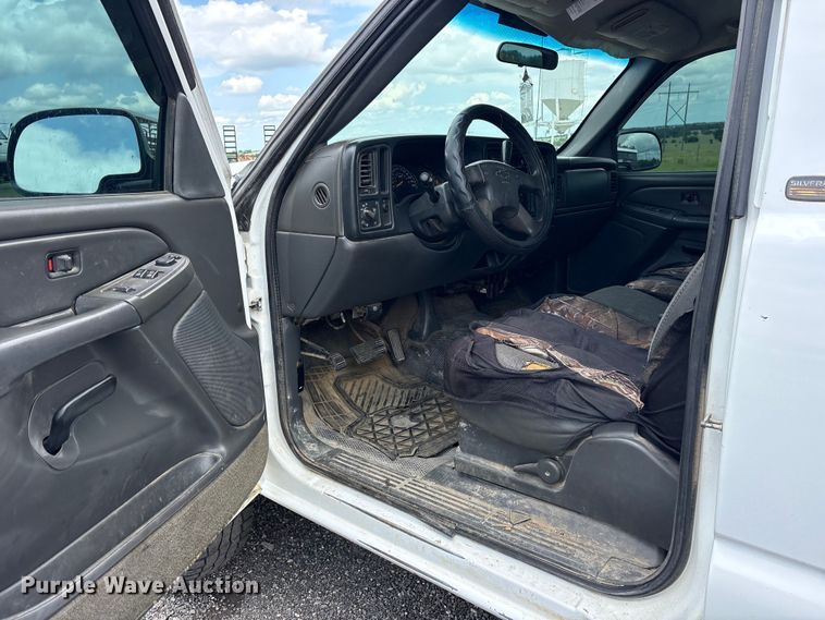 image for item ET2232 2005 Chevrolet Silverado utility bed pickup truck