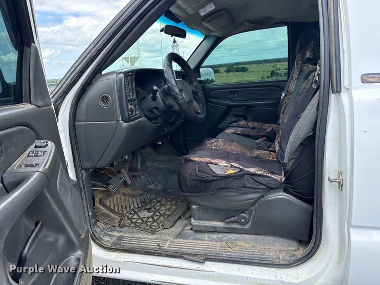 image for item ET2232 2005 Chevrolet Silverado utility bed pickup truck