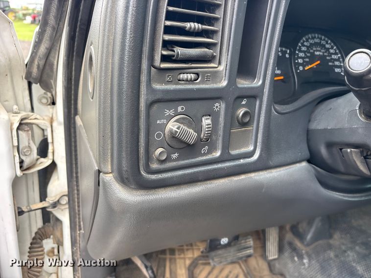 image for item ET2232 2005 Chevrolet Silverado utility bed pickup truck