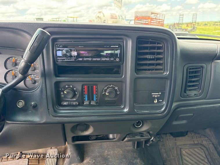 image for item ET2232 2005 Chevrolet Silverado utility bed pickup truck
