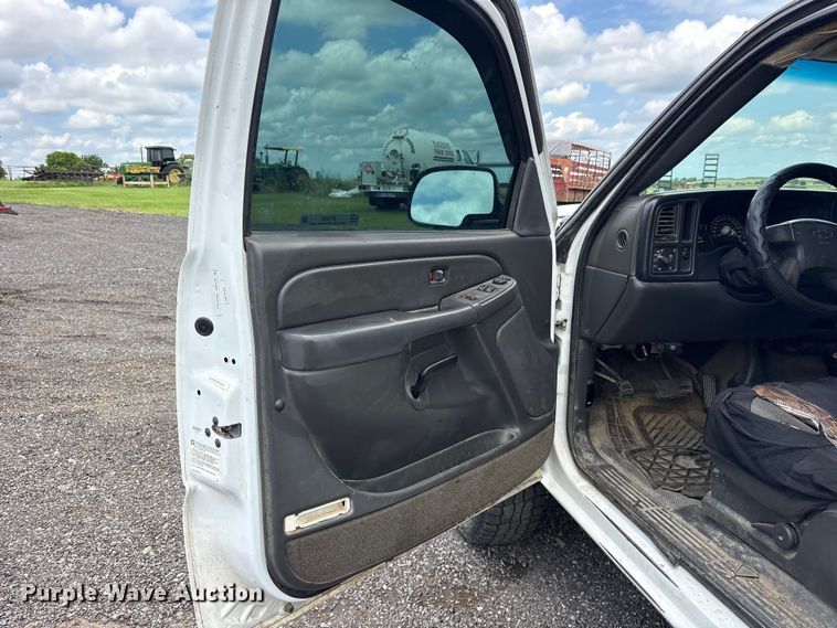 image for item ET2232 2005 Chevrolet Silverado utility bed pickup truck