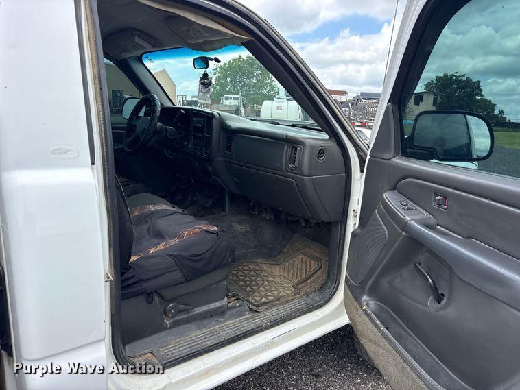 image for item ET2232 2005 Chevrolet Silverado utility bed pickup truck
