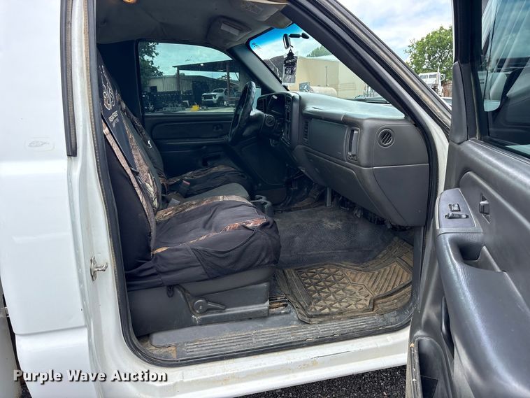 image for item ET2232 2005 Chevrolet Silverado utility bed pickup truck