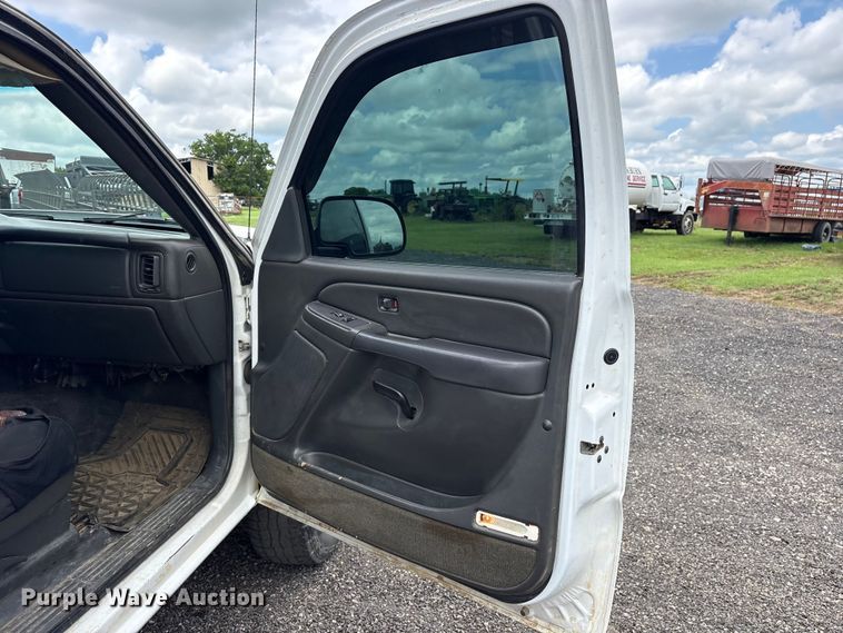 image for item ET2232 2005 Chevrolet Silverado utility bed pickup truck