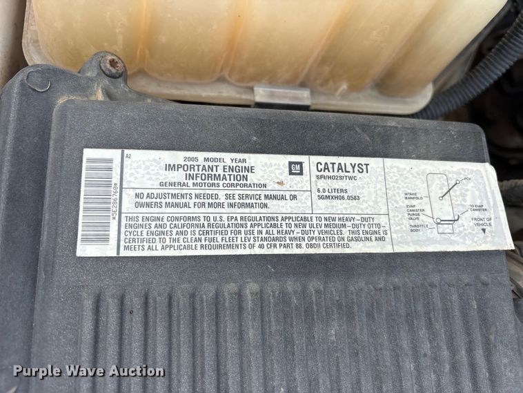 image for item ET2232 2005 Chevrolet Silverado utility bed pickup truck