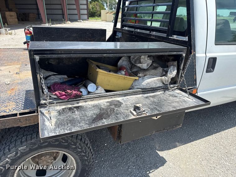 image for item ET6311 2008 Ford F350 Super Duty Crew Cab flatbed pickup truck