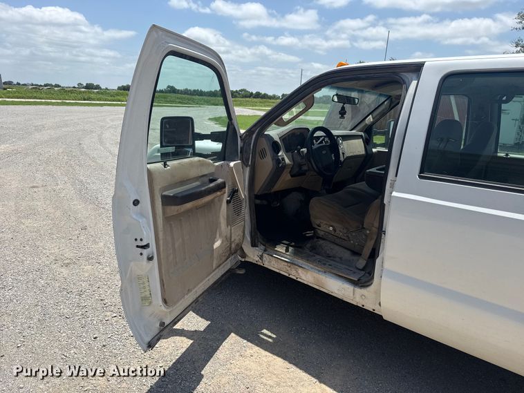 image for item ET6311 2008 Ford F350 Super Duty Crew Cab flatbed pickup truck