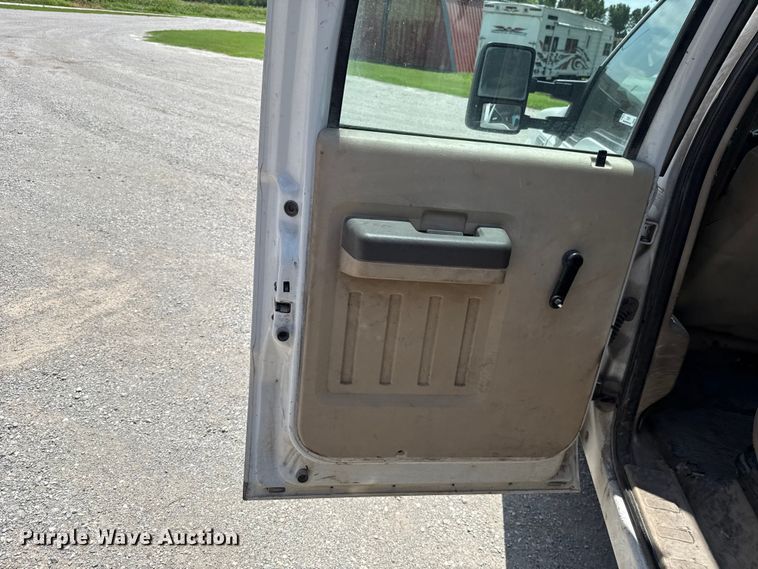 image for item ET6311 2008 Ford F350 Super Duty Crew Cab flatbed pickup truck