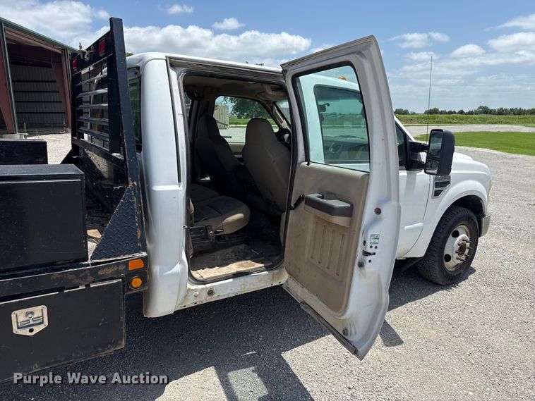 image for item ET6311 2008 Ford F350 Super Duty Crew Cab flatbed pickup truck