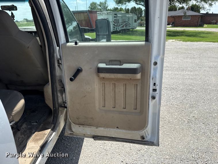 image for item ET6311 2008 Ford F350 Super Duty Crew Cab flatbed pickup truck