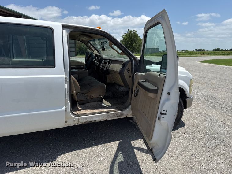 image for item ET6311 2008 Ford F350 Super Duty Crew Cab flatbed pickup truck