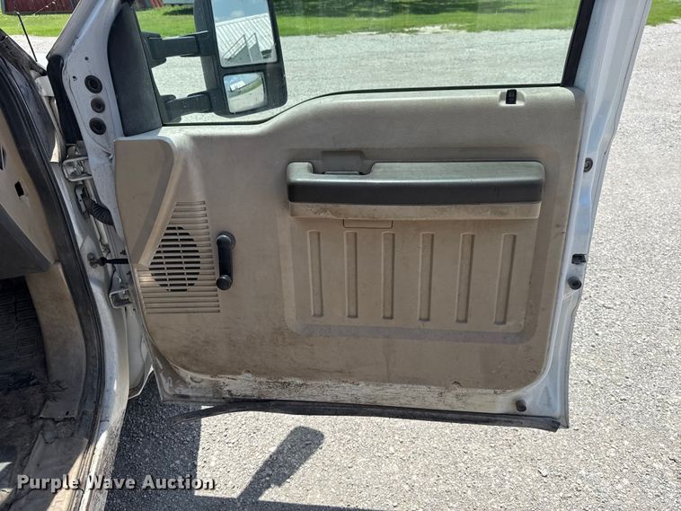 image for item ET6311 2008 Ford F350 Super Duty Crew Cab flatbed pickup truck